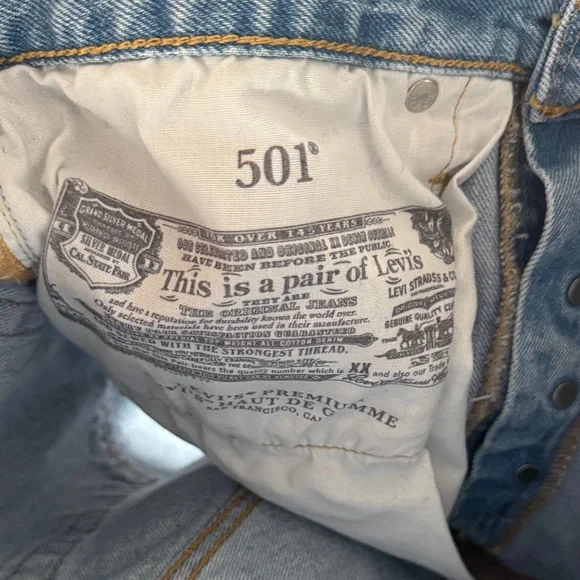 51. | 501 Levi's | Light Wash Denim Shorts - Picture 4 of 5